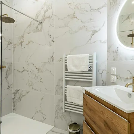 Elegant 2 - Bedroom Flat In Apartmán