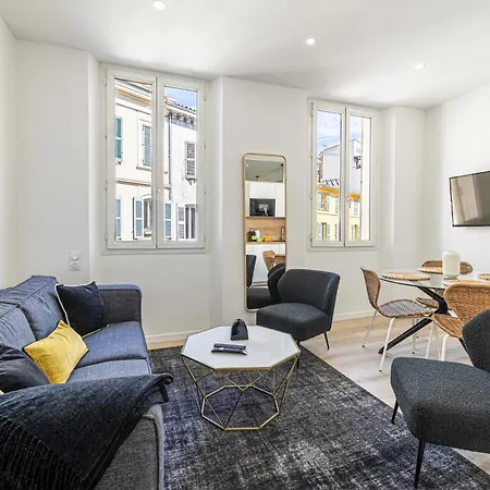 Elegant 2 - Bedroom Flat In Apartment *