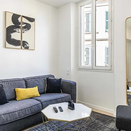 Elegant 2 - Bedroom Flat In Apartment *