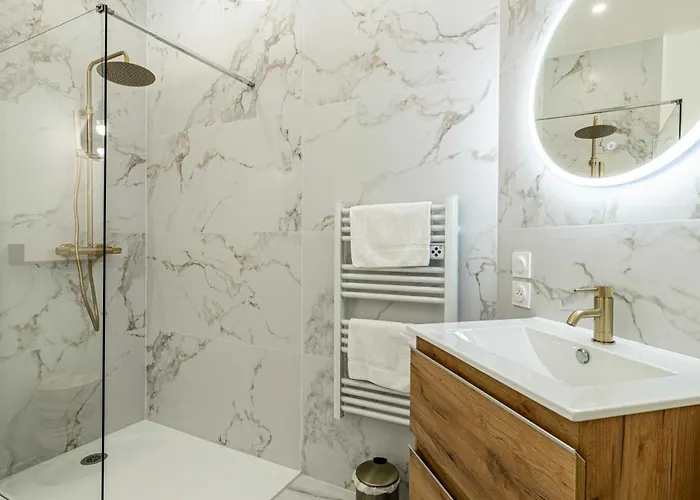 Elegant 2 - Bedroom Flat In Apartman