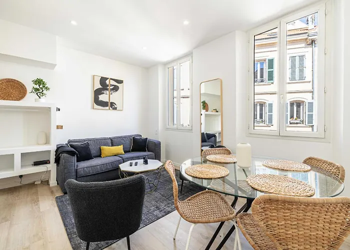 Elegant 2 - Bedroom Flat In Cannes