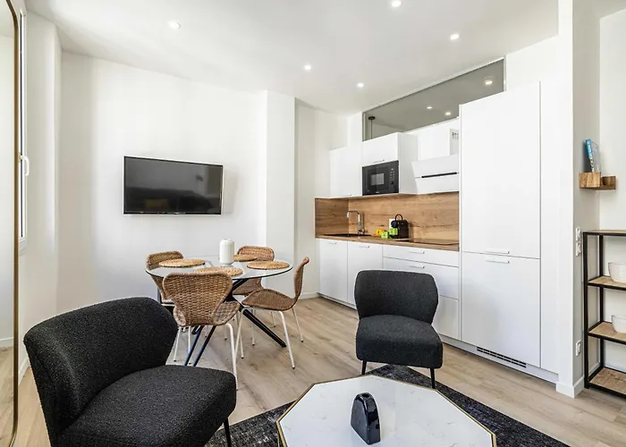 Elegant 2 - Bedroom Flat In Apartman
