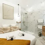 شقة Elegant 2 - Bedroom Flat In *