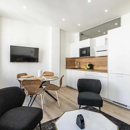 Elegant 2 - Bedroom Flat In アパート