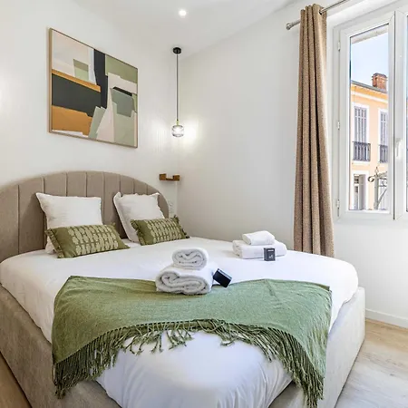 Elegant 2 - Bedroom Flat In アパート